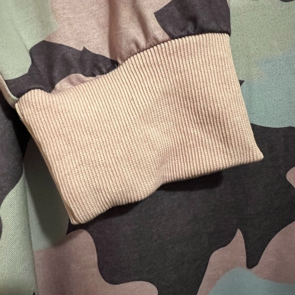 Lightweight Pink Camo Crew Pullover XL Comfy and Stretchy - Picture 3 of 4